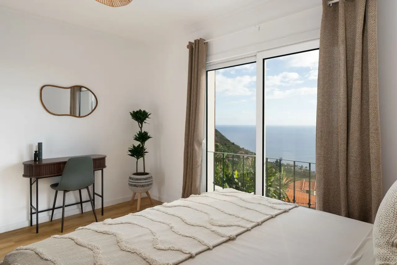 Bedroom with sea view through floor-to-ceiling windows, Villa Crossdeira, Arco da Calheta, Madeira