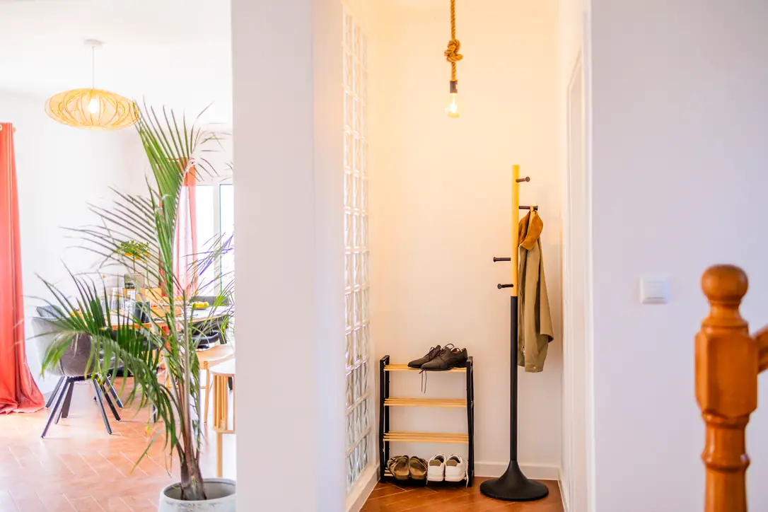 Entrance hall with coat rack and shoe shelf, Villa Crossdeira
