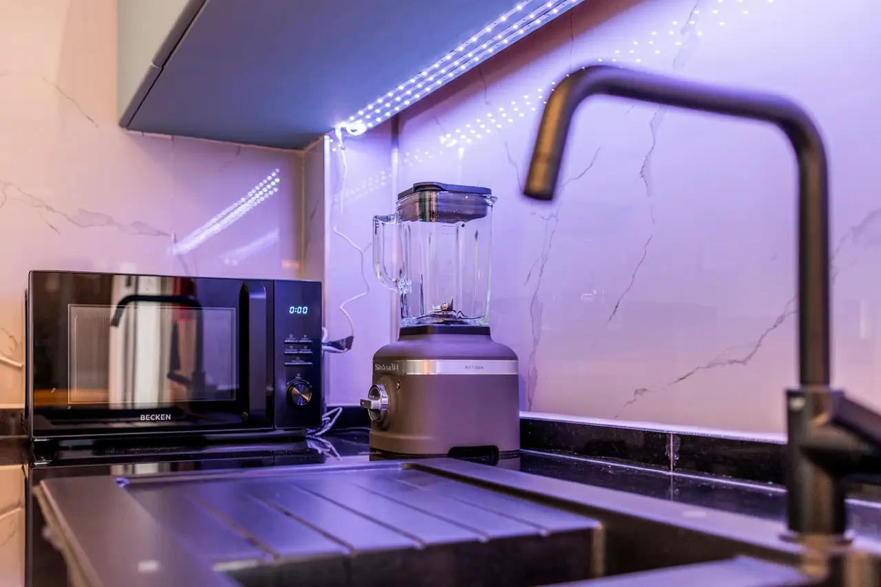 Blender and microwave on the kitchen counter, Villa Crossdeira