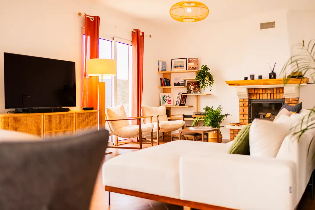 Living room with TV, fireplace and sofa, Villa Crossdeira Madeira