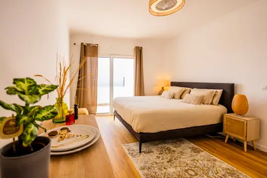 Master bedroom with 180 cm double bed, wooden floor and balcony door, Villa Crossdeira Madeira