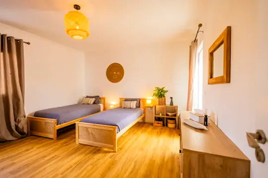 Shared bedroom with two single beds, Villa Crossdeira Madeira